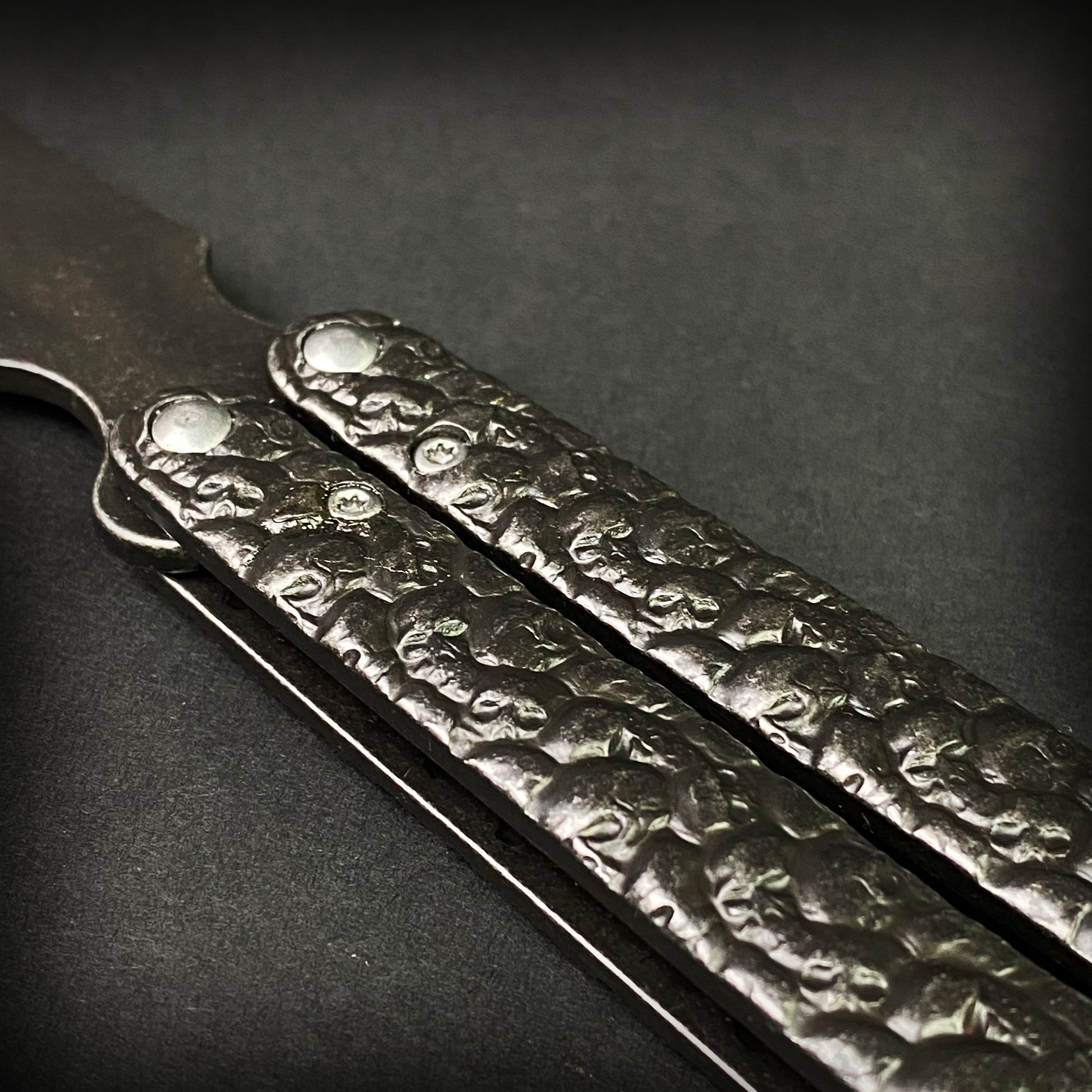 Textured skull handle on butterfly knife