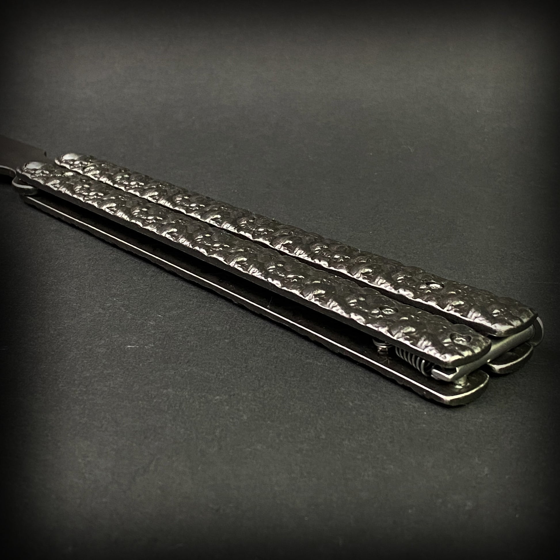 Skull-pattern butterfly knife handle closed