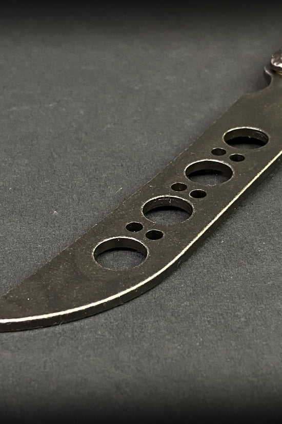 Skeletonized blade with skull-textured handle