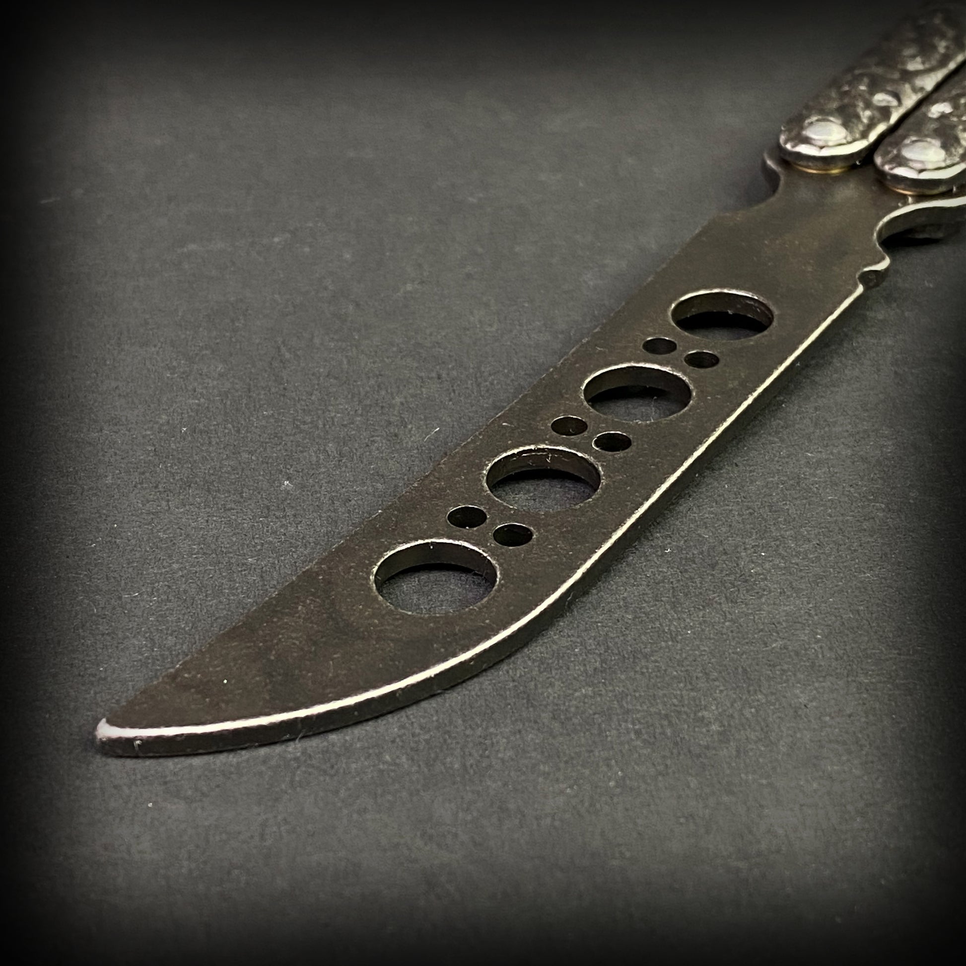 Skeletonized blade with skull-textured handle