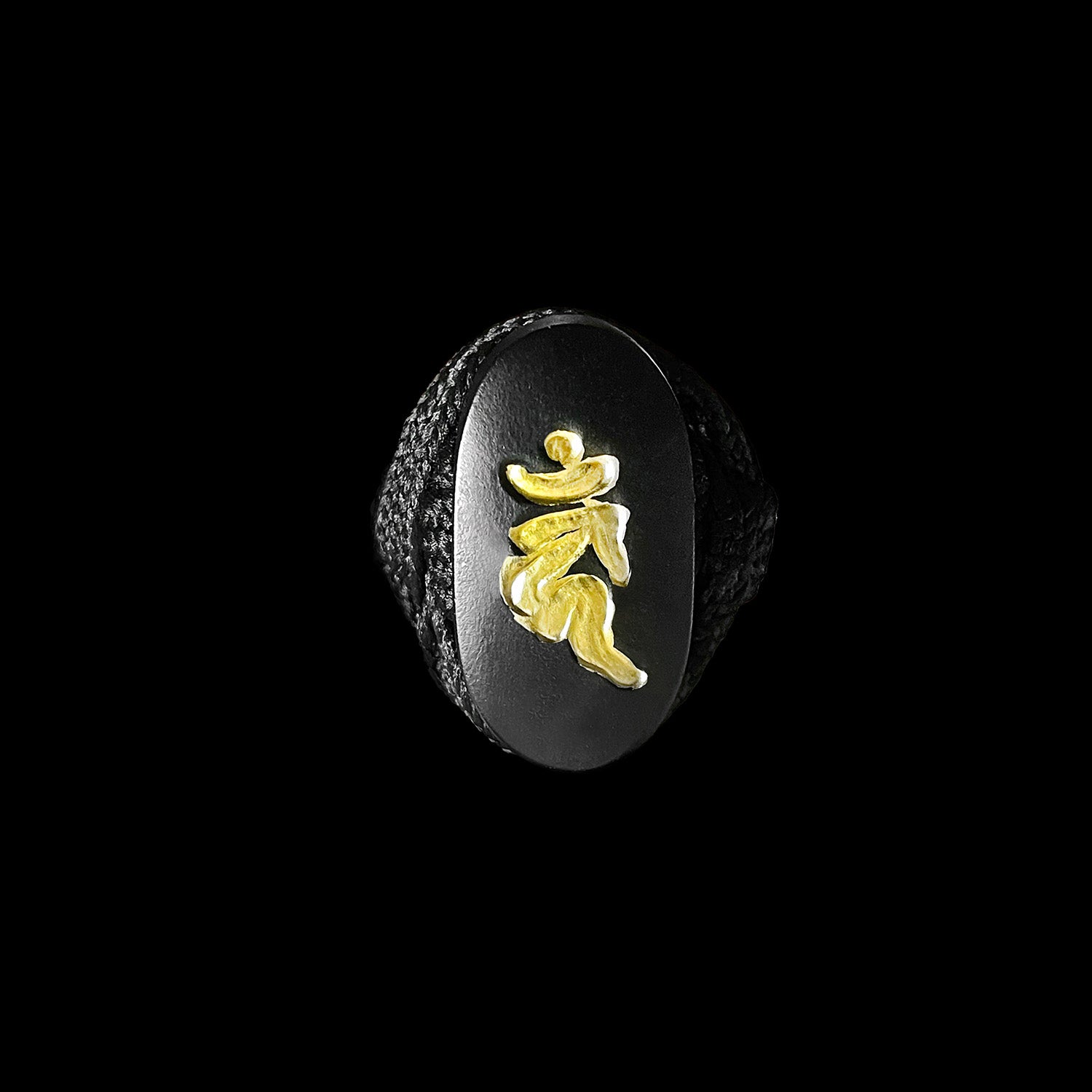 An oval black ring with a gold symbol - Guild Arms.