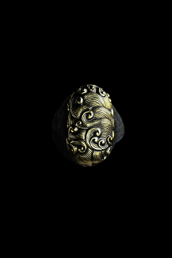 Gold or gilt wave pattern kashira- Guild Arms.