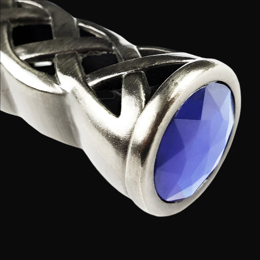 Blue Scottish Dirk Dagger pommel close up showing faceted blue gem and Celtic knot silver handle by Guild Arms