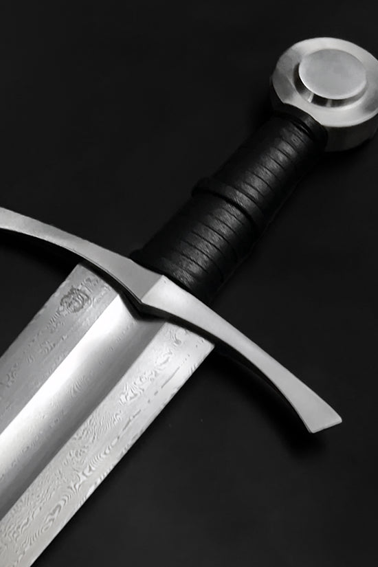 Hand-Forged Medieval Full-Tang Damascus Steel Sword with Leather-Wrapped Grip and Crossguard