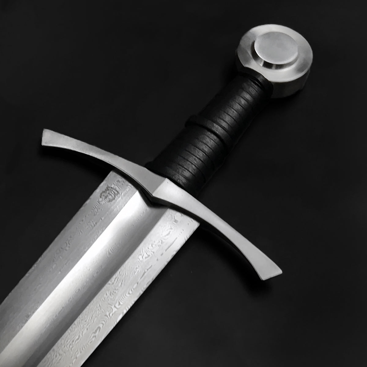 Hand-Forged Medieval Full-Tang Damascus Steel Sword with Leather-Wrapped Grip and Crossguard