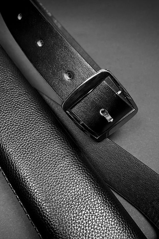 Black leather sword sheath with adjustable belt, ideal for displaying a medieval sword for sale